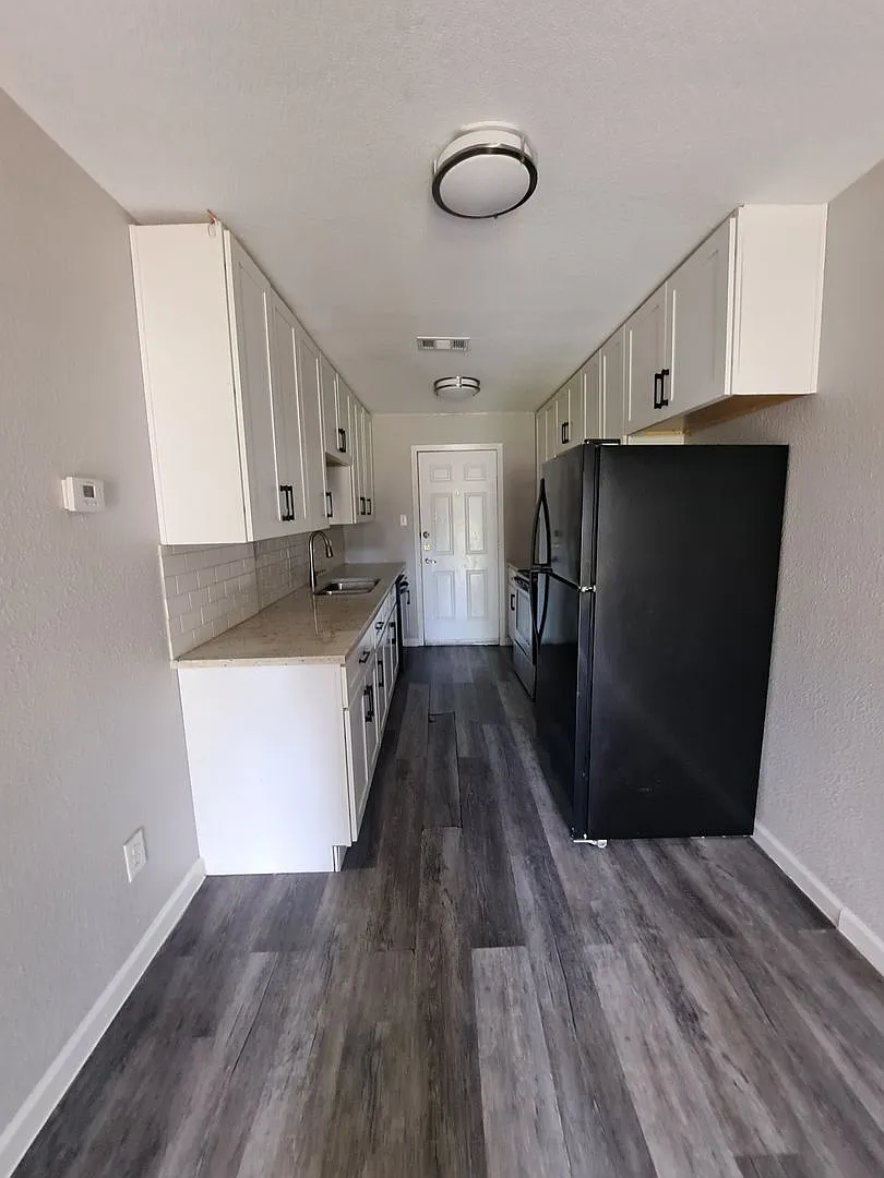 Cozy 2 Bedroom in Irving Available Now! — Photo 4