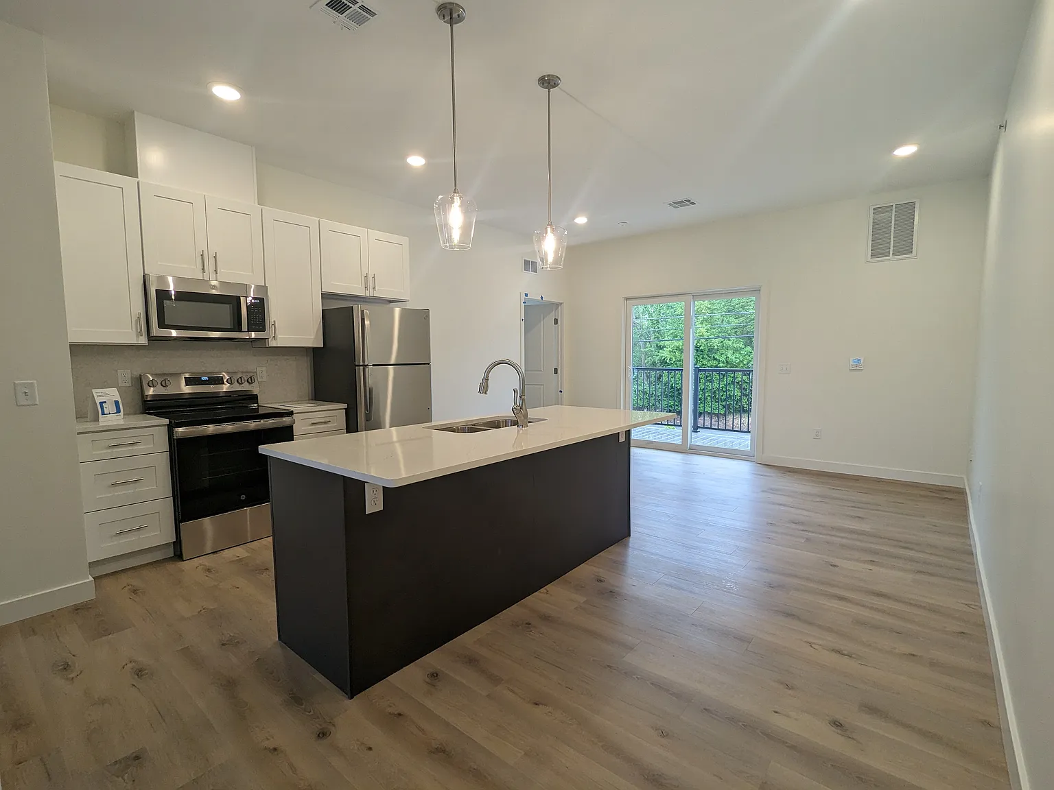 3 bed, 993 sqft, $1,885 — Photo 2