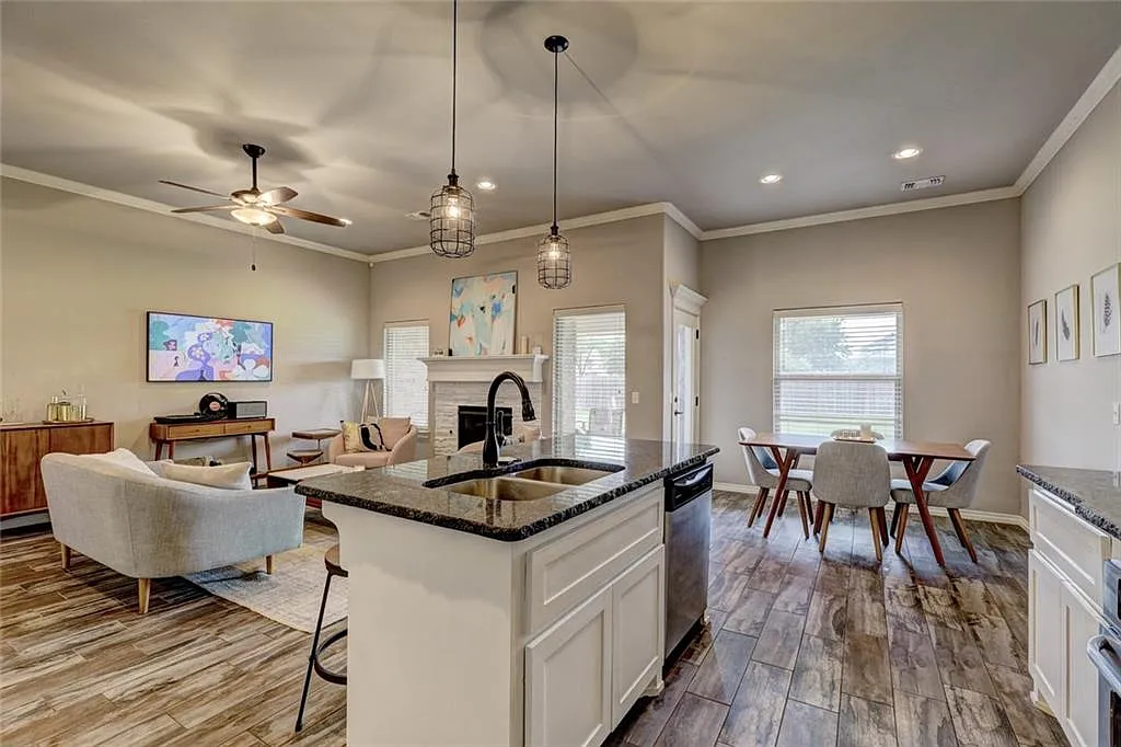 4 bed, 2250 sqft, $2,225 — Photo 3
