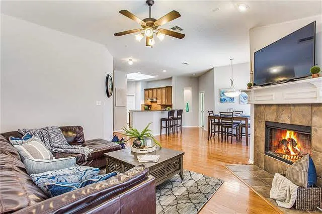 3 bed, 1919 sqft, $2,650 — Photo 2