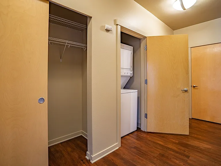 Saxe Apartments — Photo 48