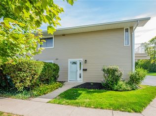 636 Eastbrooke Ln, Rochester, NY 14618