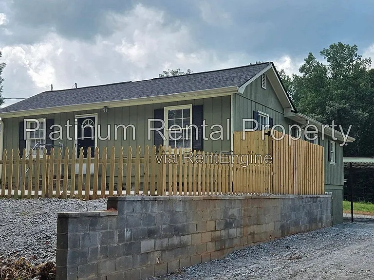 1868 Quarry Rd NW — Photo 2