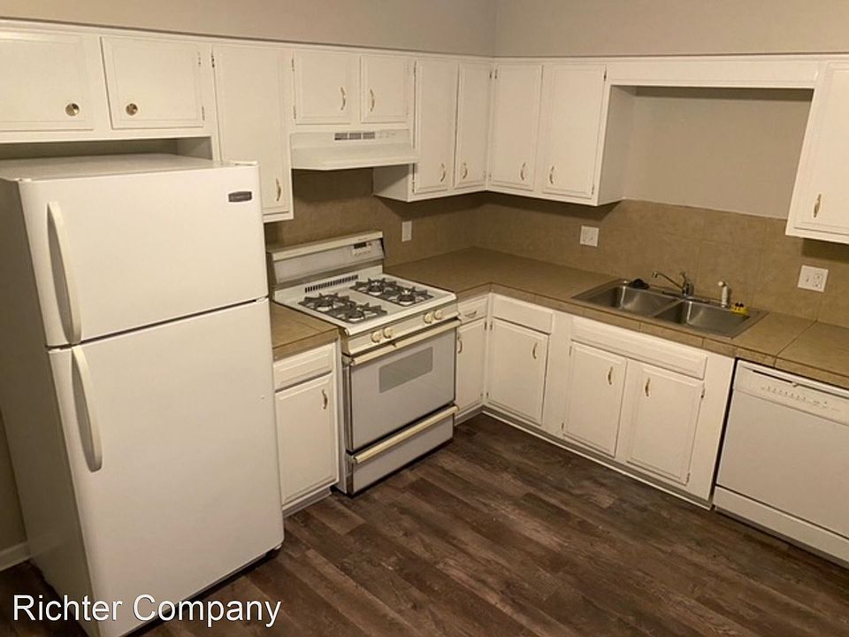 1st image of 3932 Camelot Dr SE