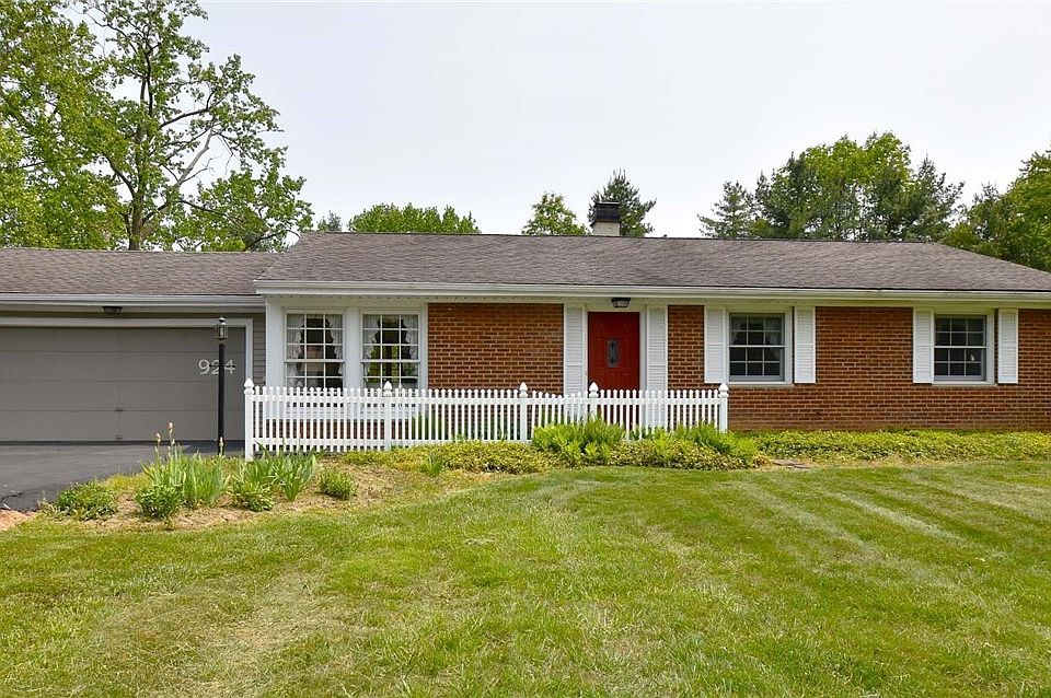 1st image of 924 Gloria Dr