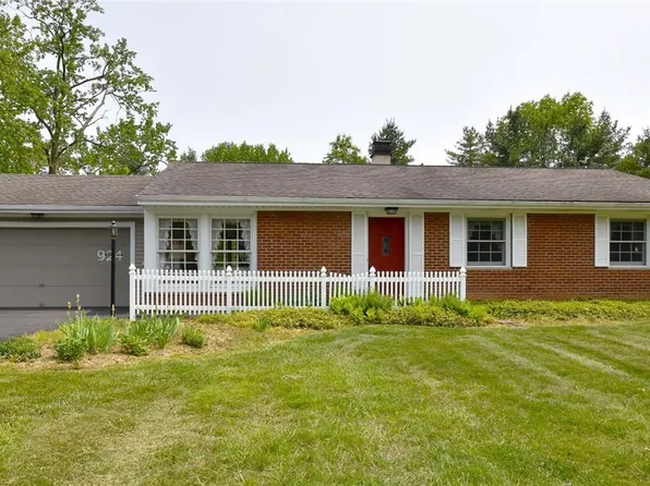 924 Gloria Dr, Macedonia, OH 44056