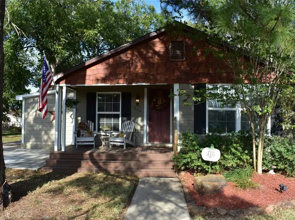 504 Ed Linn St, Edna, TX 77957