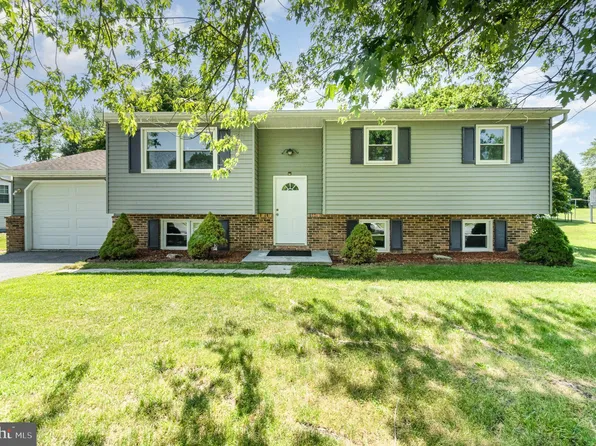 2110 Douglas Dr, Carlisle, PA 17013