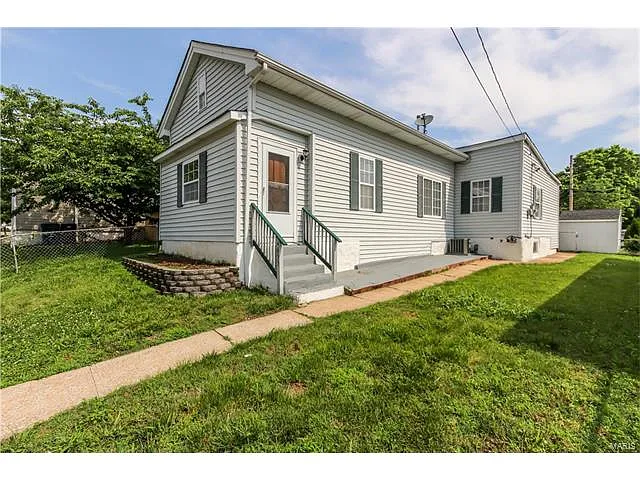 4655 Oldenburg Ave photo 1