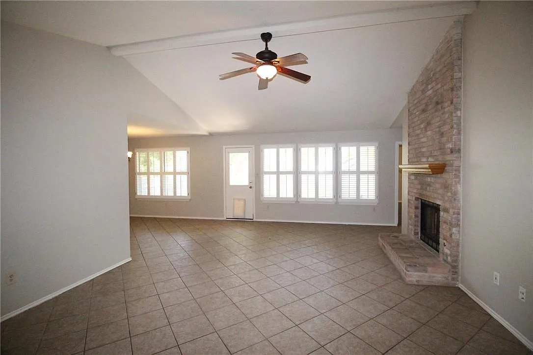 3 bed, 2.0 bath, 1776 sqft, $2,000 — Photo 2