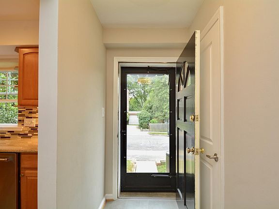 3rd image of 1727 Price St