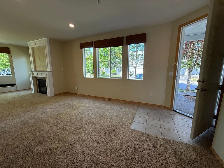 2050A Garry Oaks Ave — Photo 3