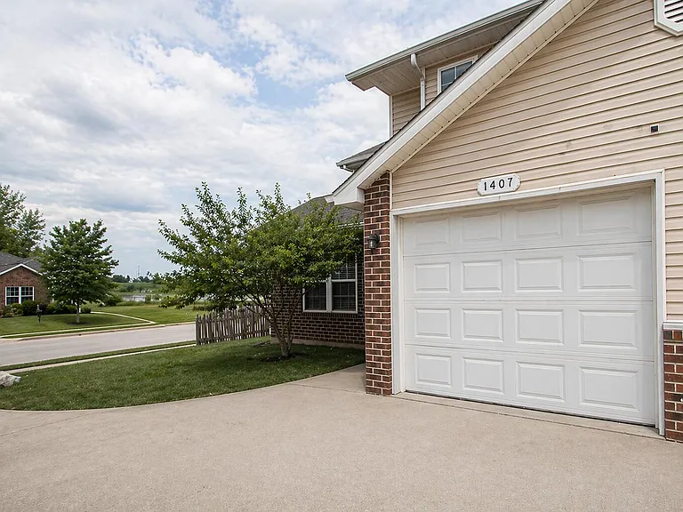 1401 Bodie Dr — Photo 2
