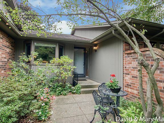 4th image of 3598 Charlevoix Dr SE #116