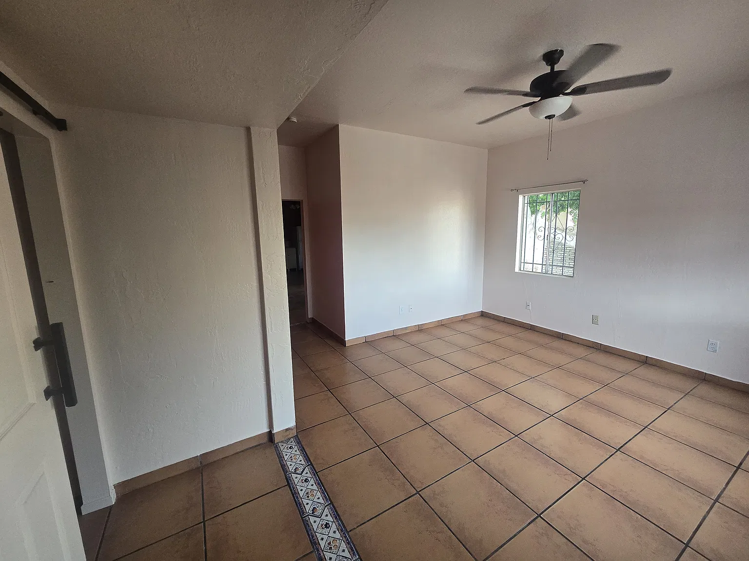 2 bed, 1000 sqft, $1,200 — Photo 2
