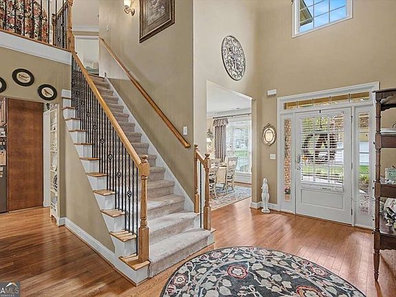 3rd image of 504 Thorn Creek Way