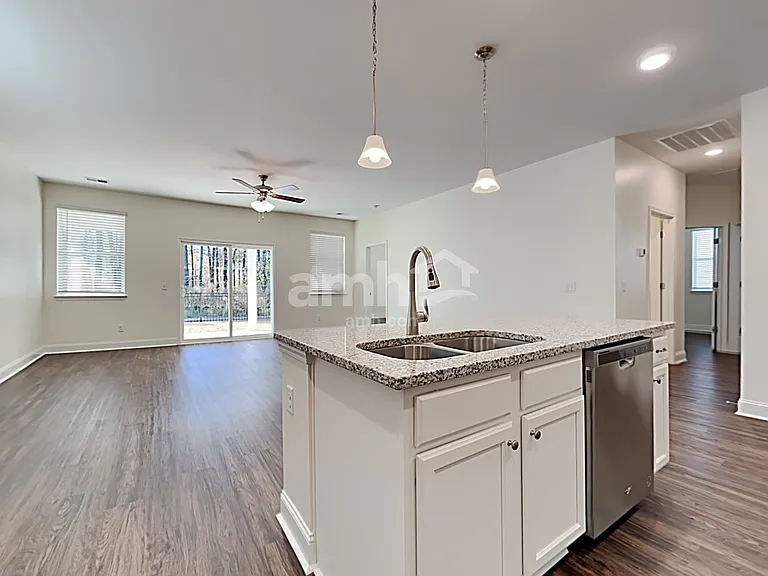 611 E Lionel Rd — Photo 4