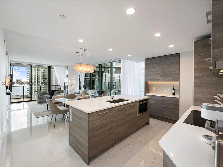 650 NE 32nd St #1501 — Photo 2