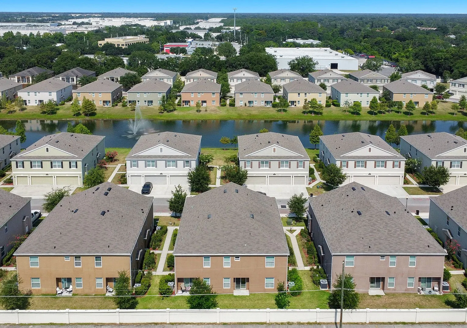 Discount Offer! Spacious 3-Bdrm Townhome With 2-Car Garage In Gated Community — Photo 4