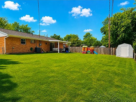 5th image of 379 Ellenwood Dr