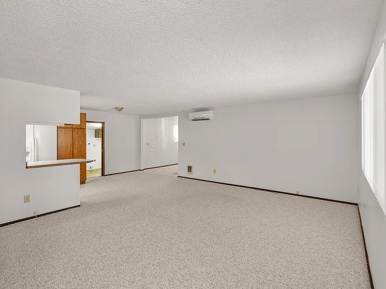630 Bender Ln — Photo 2