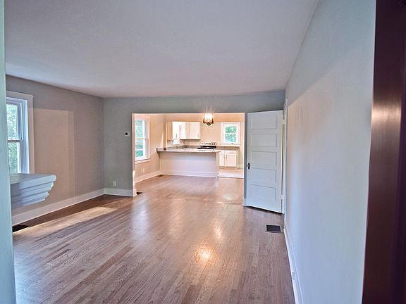 4th image of 1425 Golf Club Ln