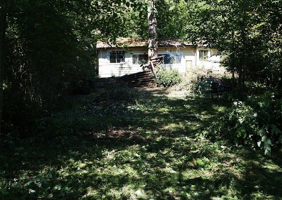 2nd image of 18051 E Lake Desire Dr SE