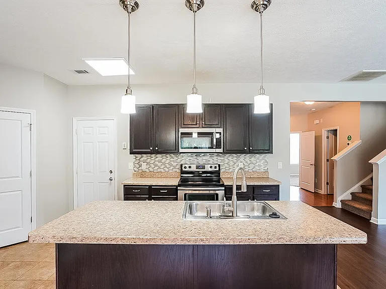1718 Hartford Ln — Photo 6