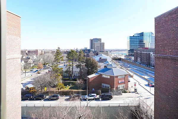 Sold by Winzone Realty Inc | media 31