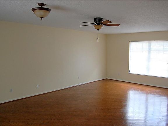 3rd image of 1138 SE Petunia Ave