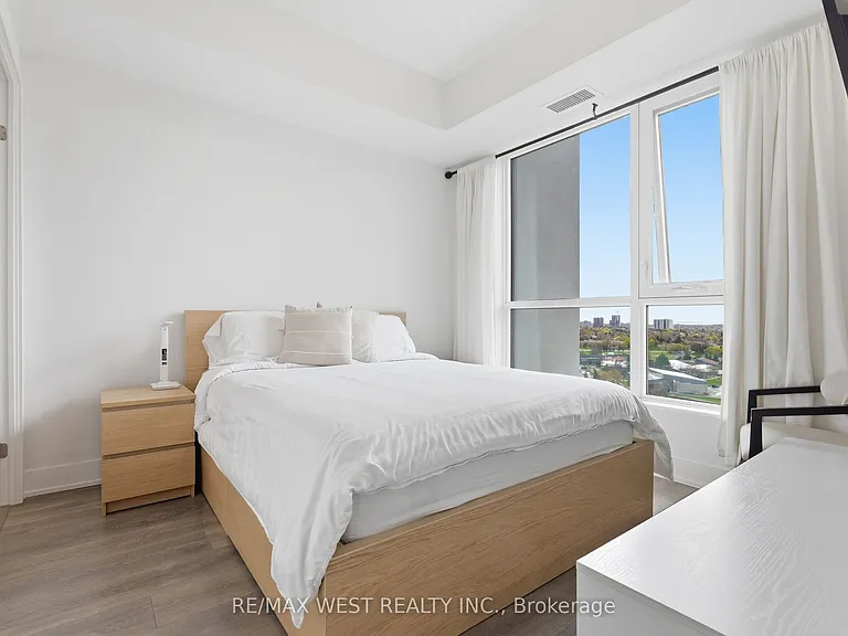 202 Burnhamthorpe Rd E #1310 — Photo 9