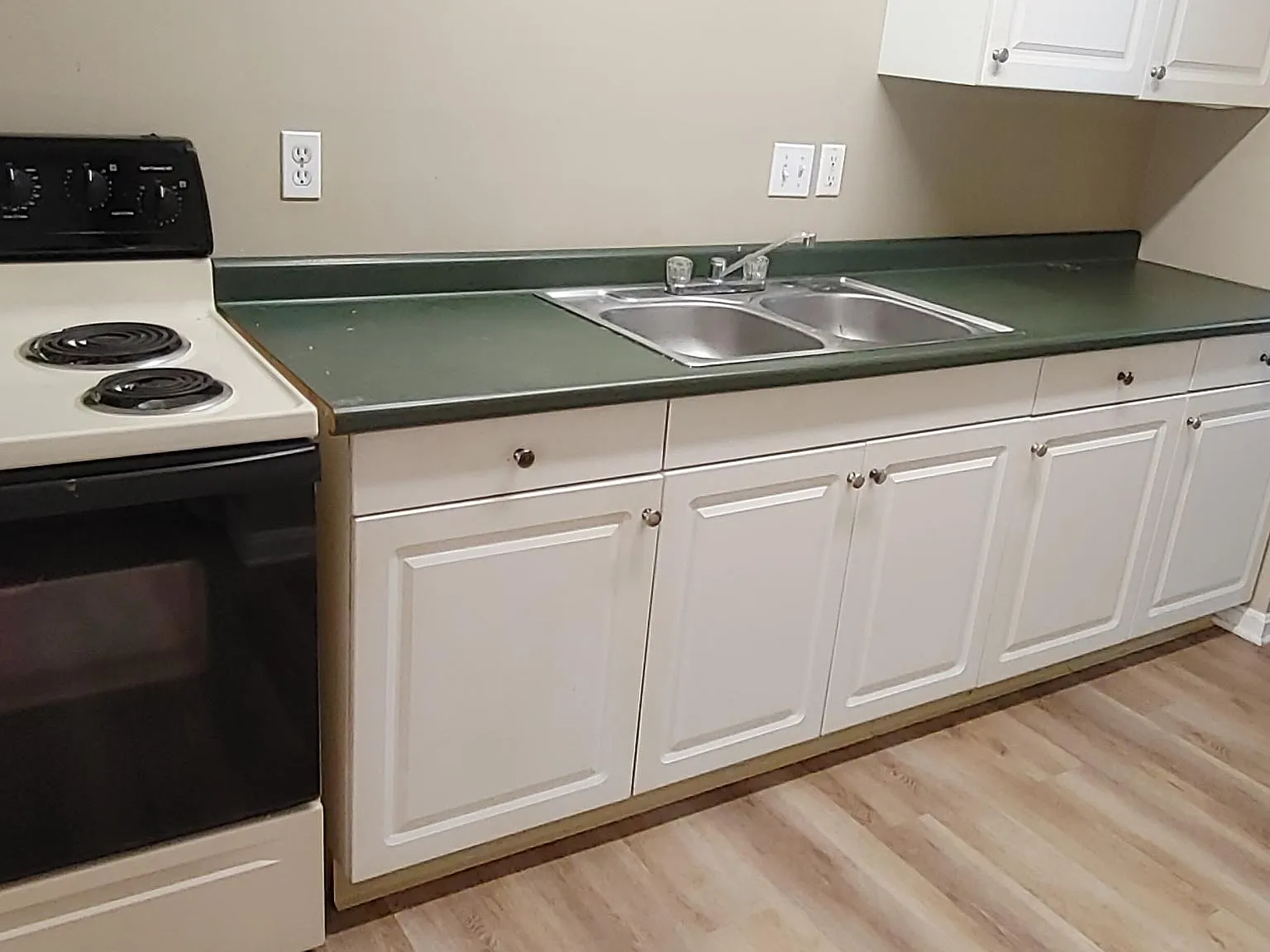 3 bed, 930 sqft, $1,300 — Photo 2