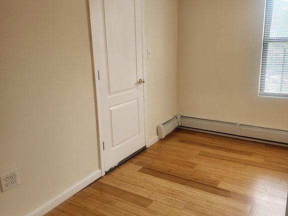 4th image of 3952 Hill Ave #1