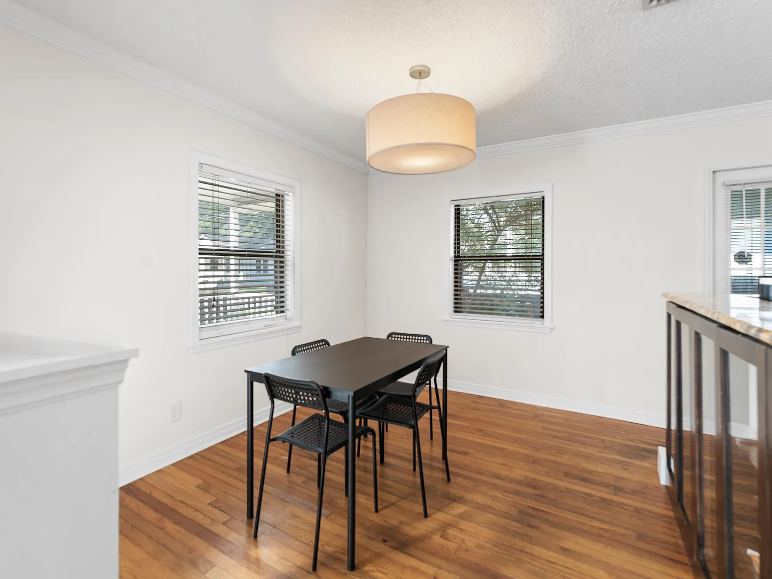 2 bed, 856 sqft, $1,650 — Photo 2