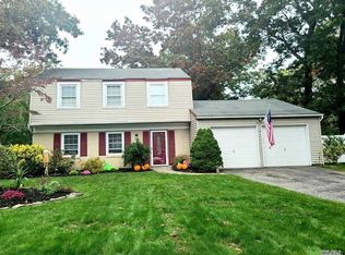 23 Whitmore Ln, Coram, NY 11727