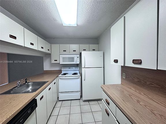 3rd image of 2740 W 63rd Pl #1325
