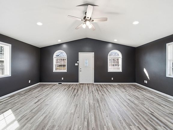 3rd image of 211 Hackett St