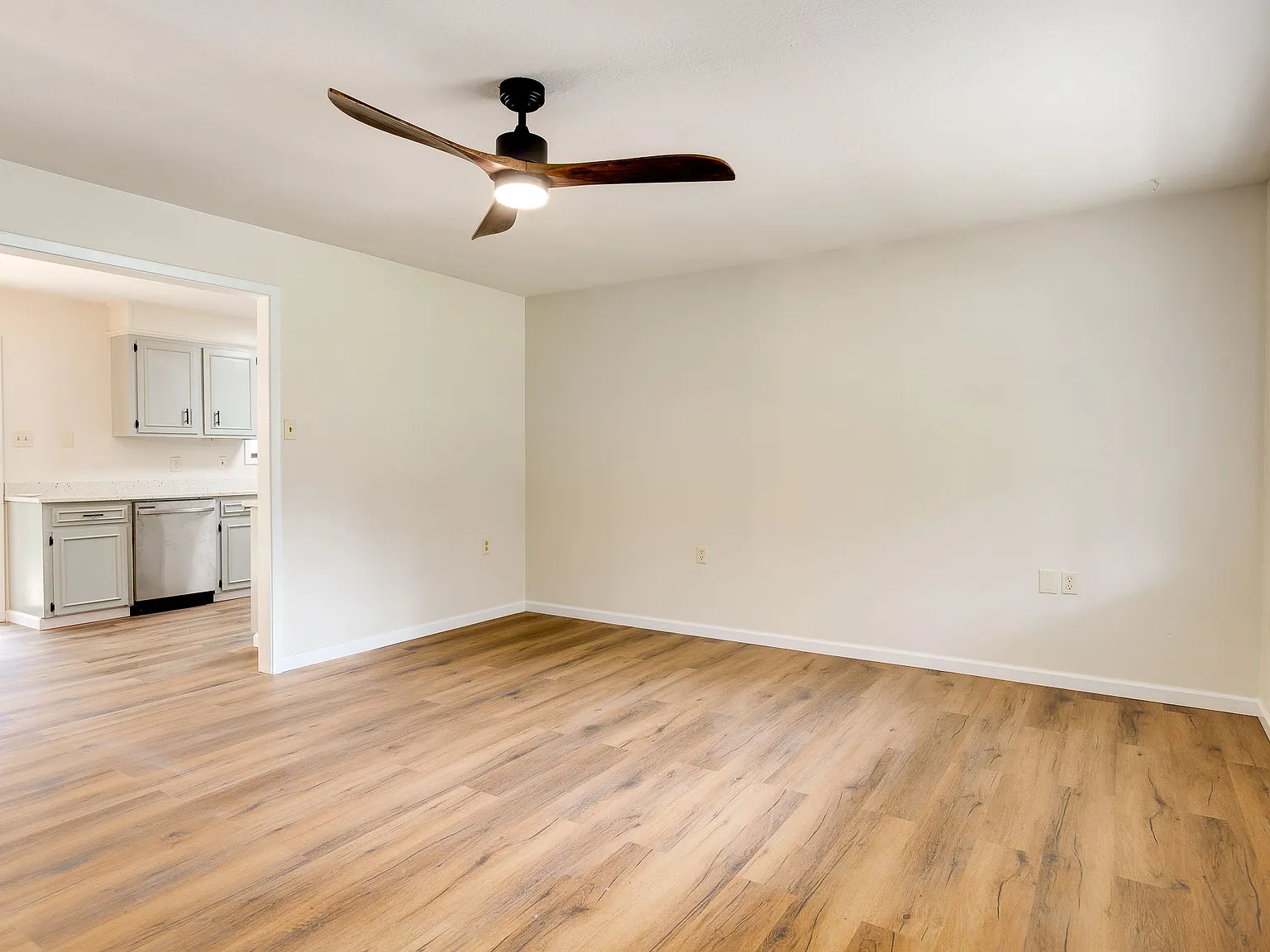 Oak Grove 3BR | 1.5BA | $1,600 Rent | $1,600 Deposit | 1 year lease — Photo 4