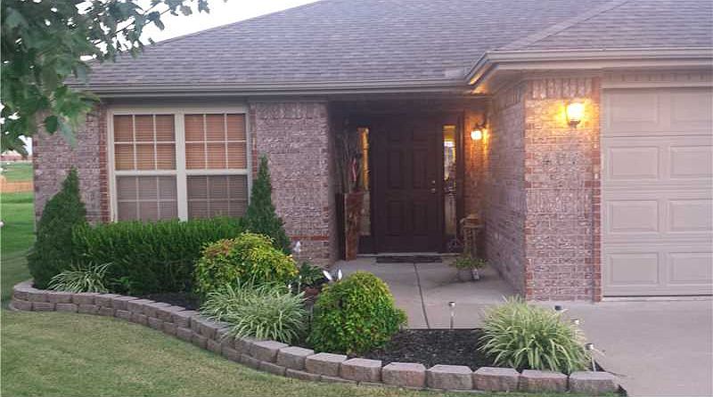 1st image of 401 Lion Dr N