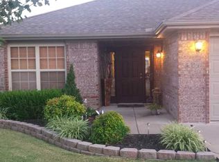 401 Lion Dr N, Bella Vista, AR 72736