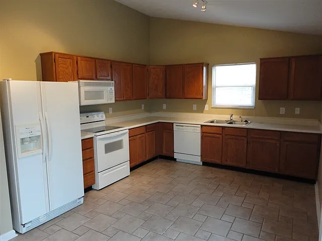 10193 Stillwell Dr — Photo 2
