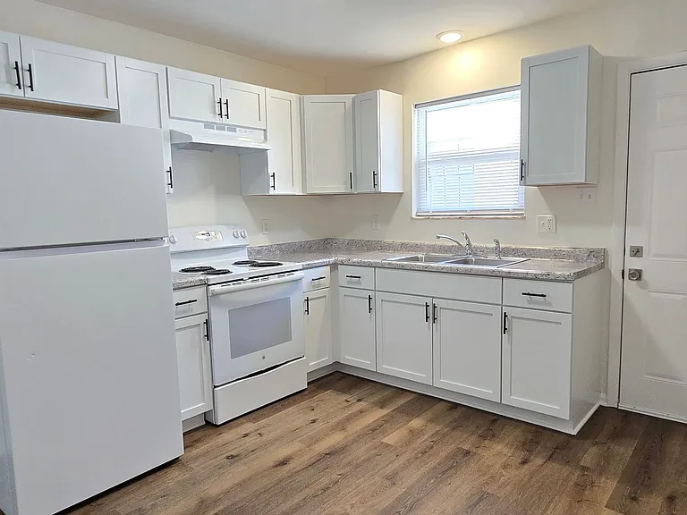 301 S Gray St — Photo 5
