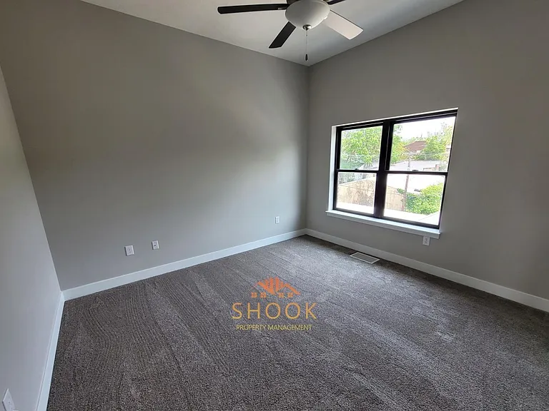 Brownstone Condominiums — Photo 40