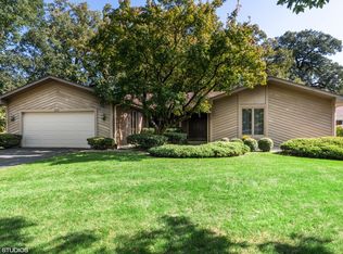 1616 Mirror Lake Dr, Naperville, IL 60563