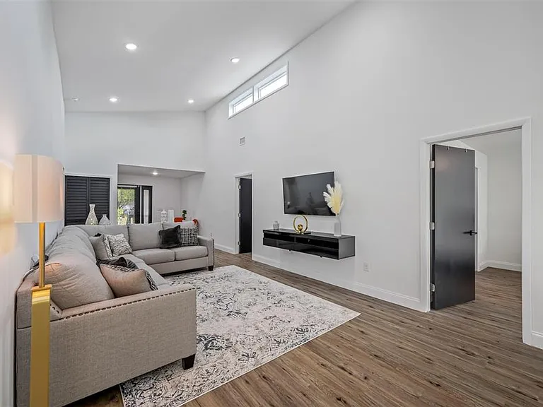 3717 E Clifton St — Photo 9