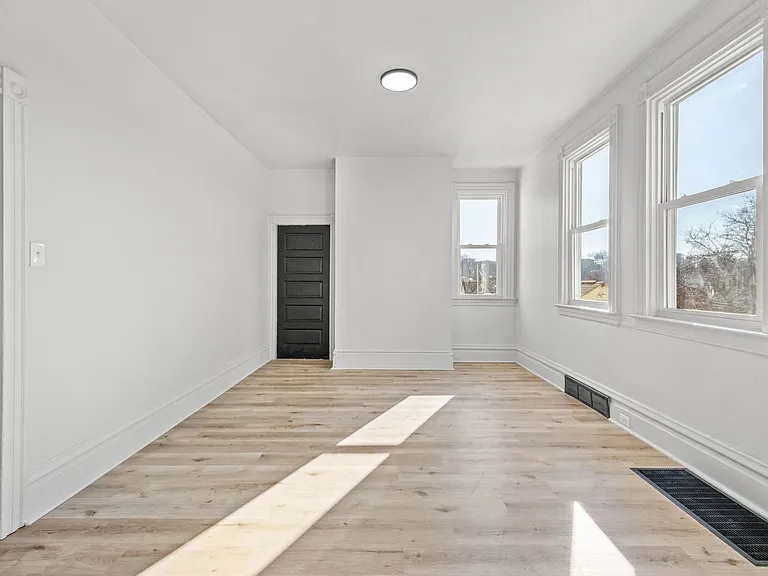 115 W Cherryhill St — Photo 16