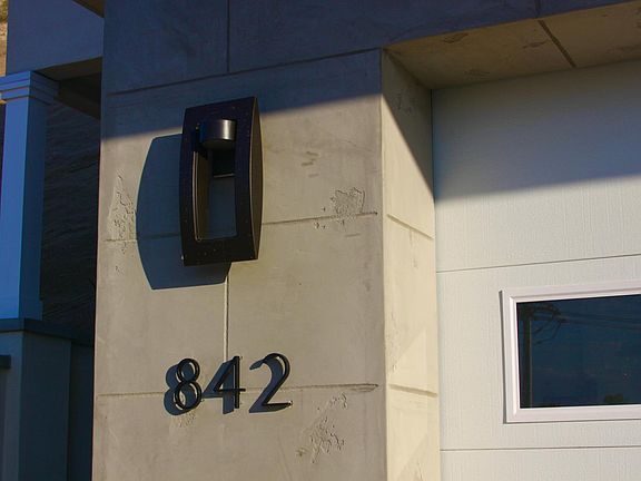 4th image of 842 Combes Ave