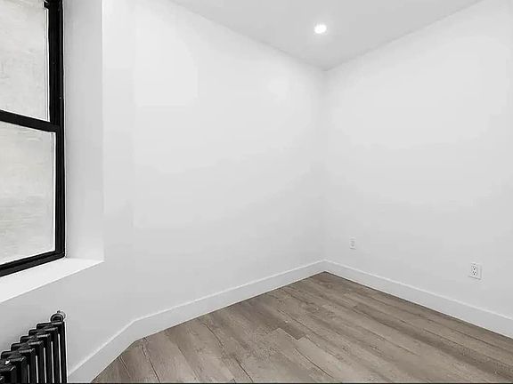 2nd image of 24 Saint Marks Pl APT 4