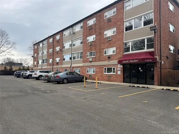 222 Smith St APT 3B, Freeport, NY 11520