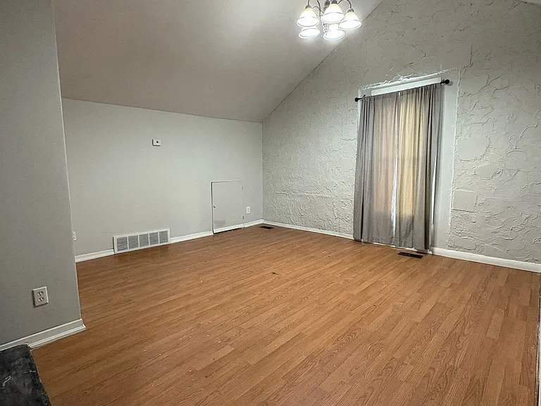 1059 Felix Ave #1 — Photo 4